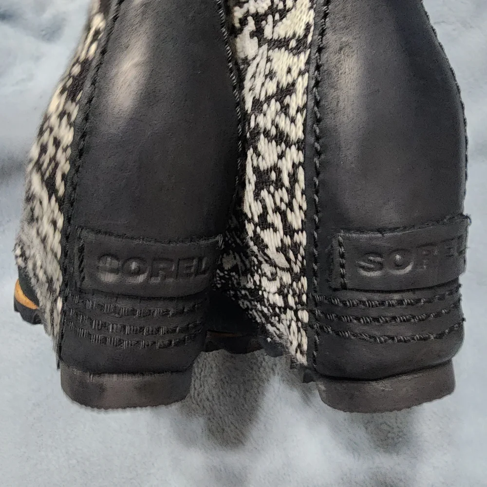 Sorel Women Black Boots with Hot Pink Laces Size 6